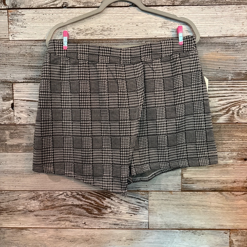 NWT Eye Candy Black and White Houndstooth Women's Skort